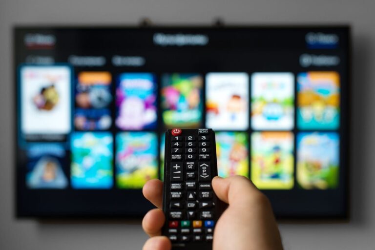 worldwide iptv streaming setup 2025 on Smart TV and laptop